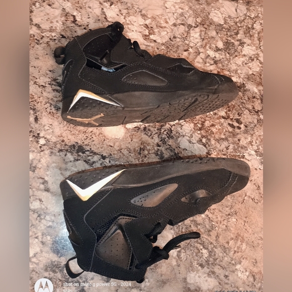 Jordan Kids Sneakers in Black and Gold Size 2 Kids - Picture 3 of 8